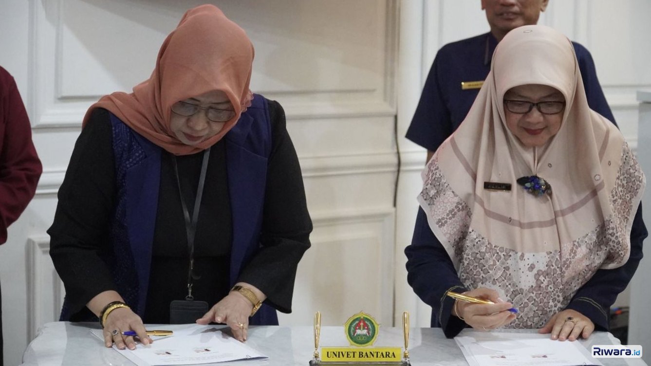 Rektor Univet Bantara Prof Farida Nugrahani kiri dan Kepala Bidang Penyuluhan Pelayanan dan Hubungan Masyarakat Kanwil DJP Jawa Tengah II Herlin Sulismiyart